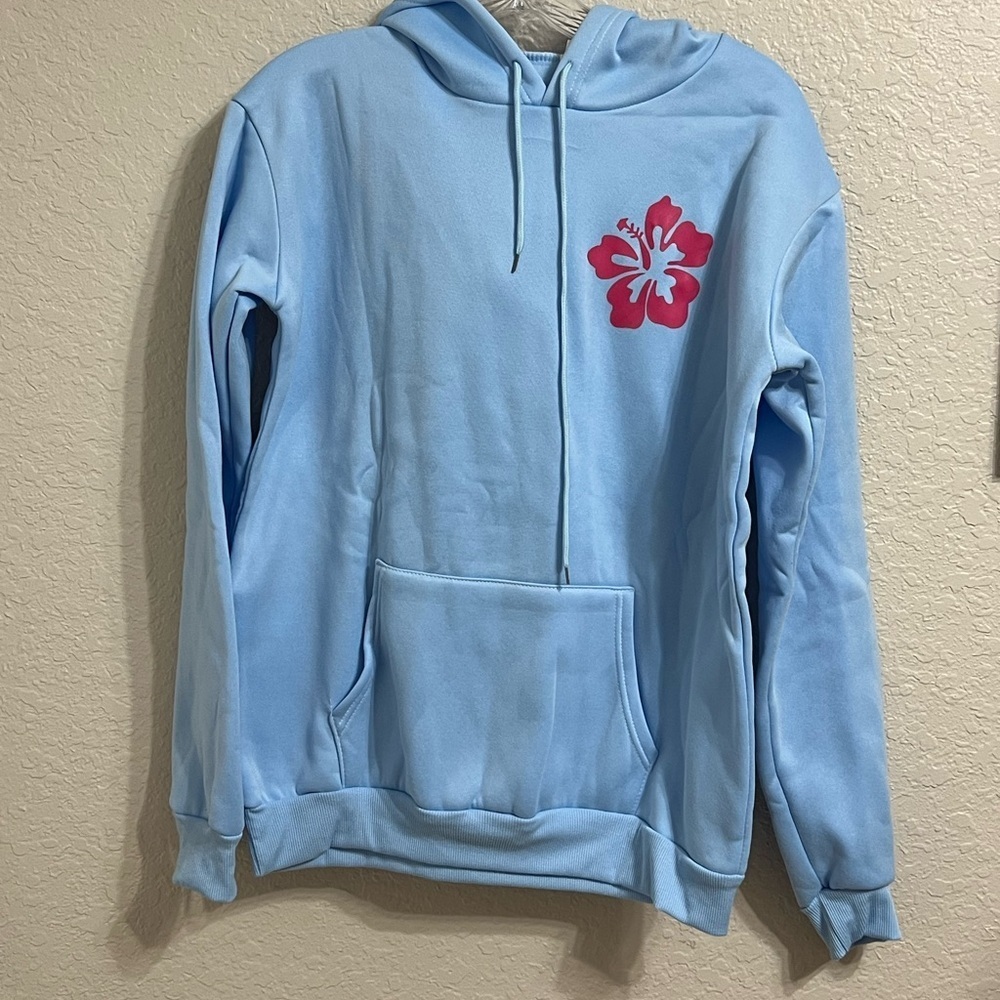 Light Blue Hoodie with Red Flower Design
Caja 6
